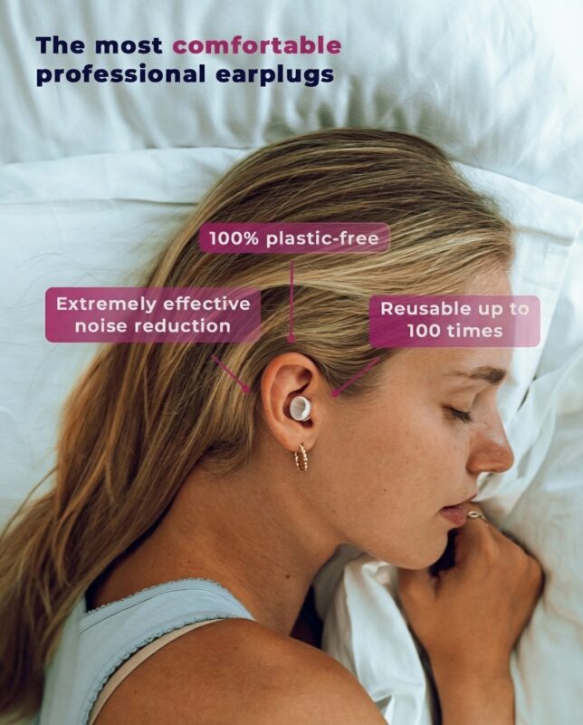 Alt text: Woman sleeping on her side with a white earplugs life+ pink from bollsen in her ear, overlaid with text highlighting comfort, strong noise reduction, plastic-free materials, and reusability up to 100 times.