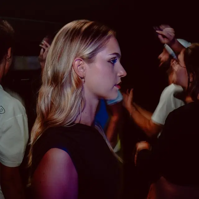 Woman at a concert wearing BOLLSEN earplugs