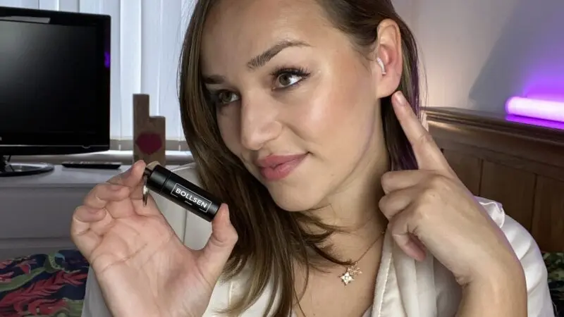 Woman holding a BOLLSEN case