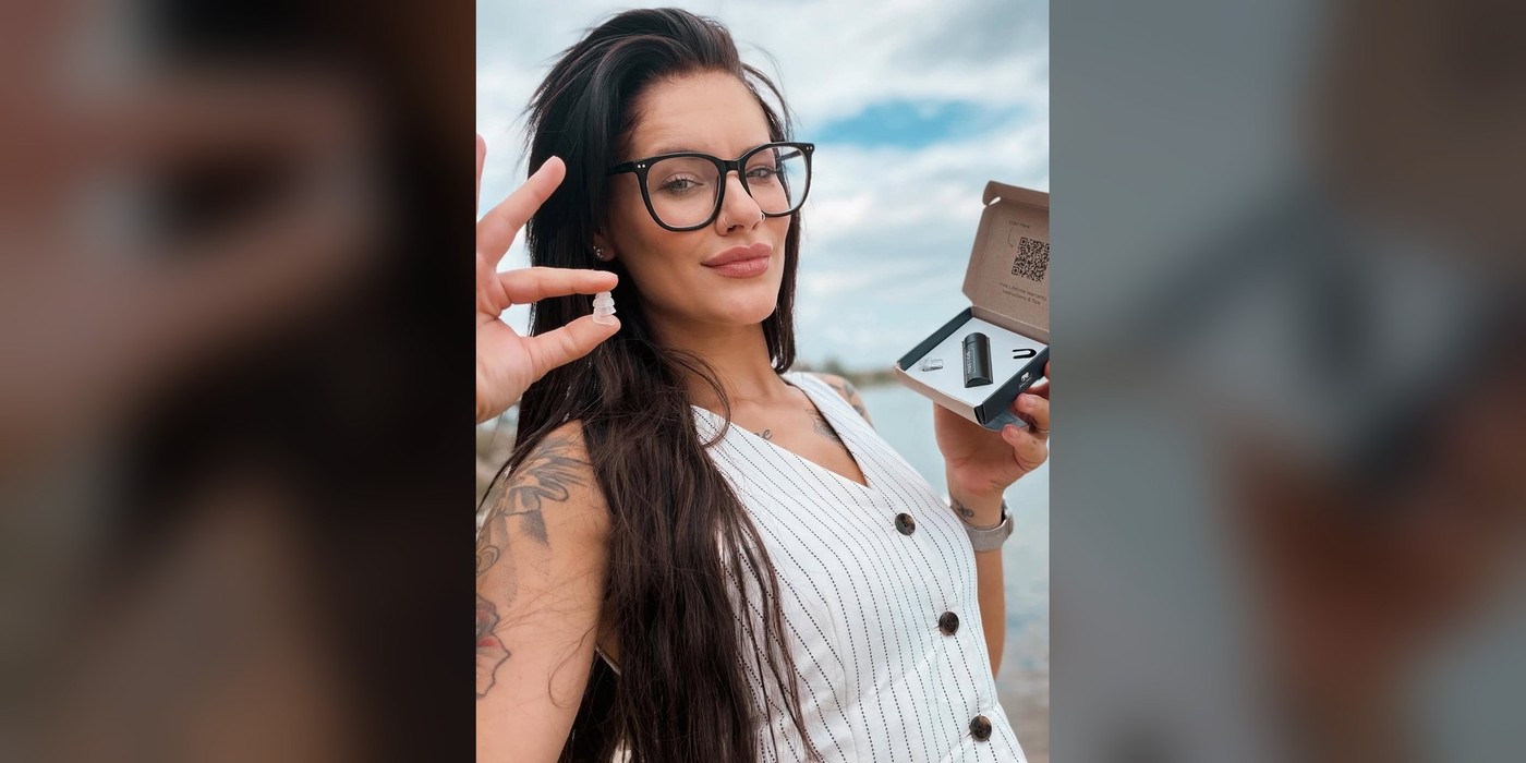 Dancer Lena Lénara holding a BOLLSEN earplug and its case